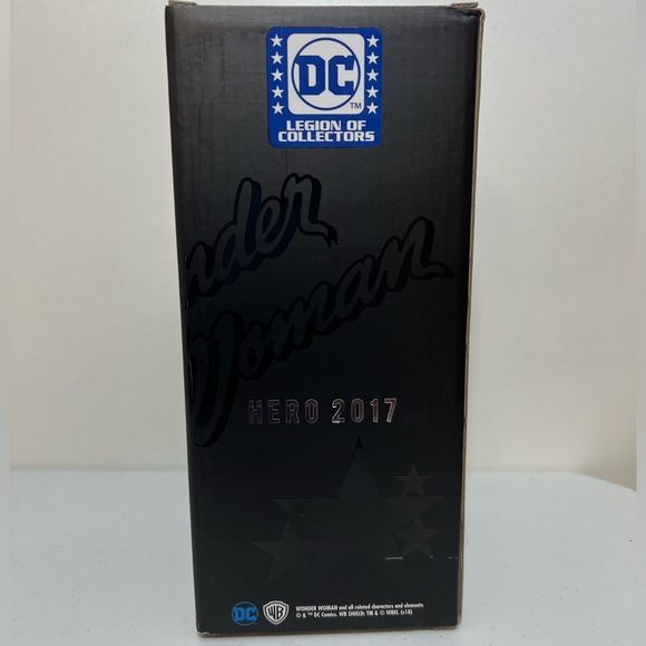 Funko Gold Wonder Woman Statue DC Legion of Collectors - Picture 4 of 4